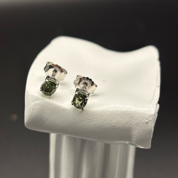 Jewelry - 0.68 Natural Green Sapphire 925 Sterling Silver Earrings